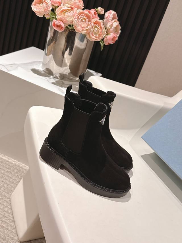 Top-tier Prada version, 1:1 replica, looks perfect on, makes legs look slimmer