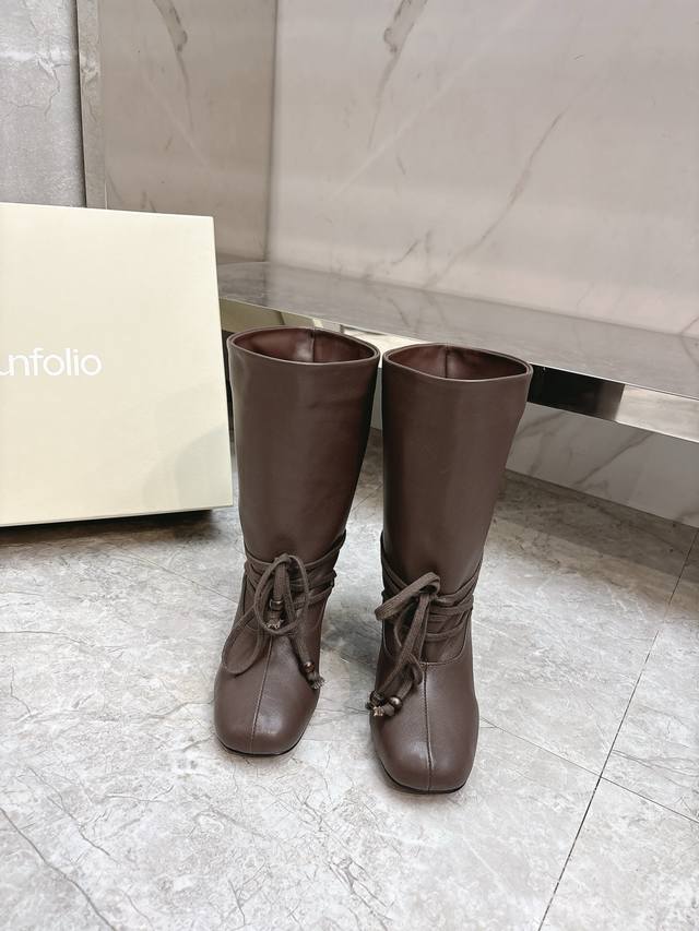 Unfolio's new autumn/winter slouch boots are hailed as the best-looking slouch b