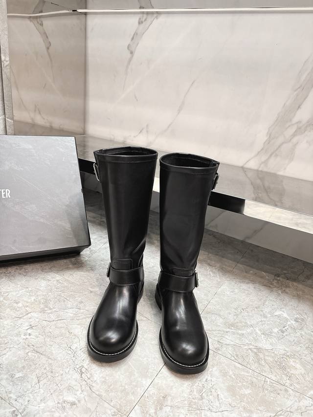 Ann Demeulemeester 2025 Autumn/Winter New Retro Riding Boots. How can a trendy g