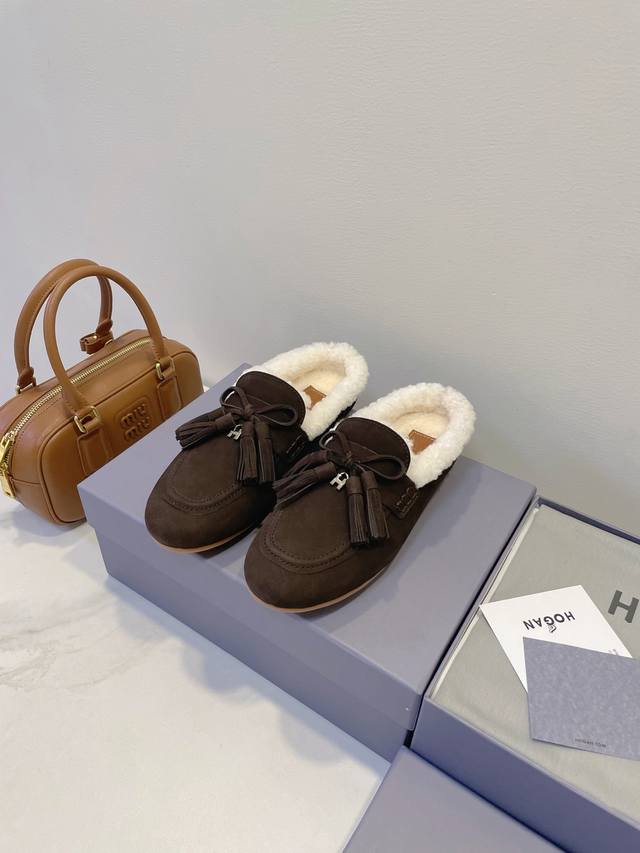 Super cozy~ Hogan fell in love at first sight! Classic tassels + small H embell