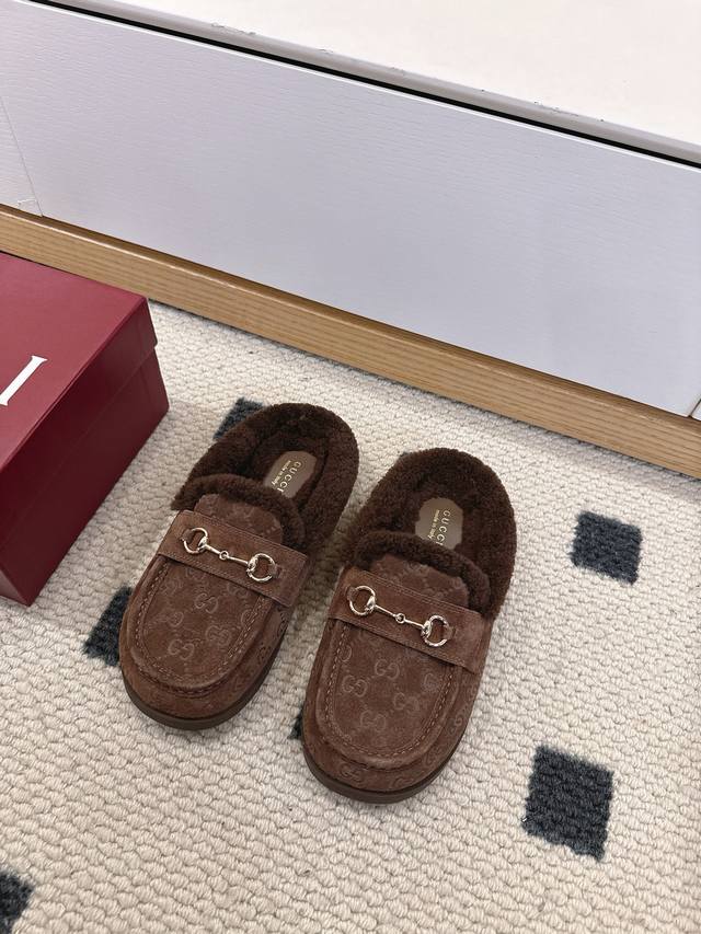 Gucci Women's Horsebit Mule Slip-On Sandals The new collection focuses on basic