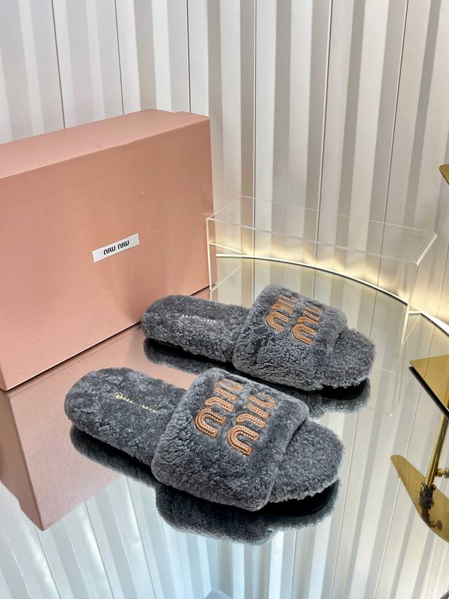 Miu Mi* 2025Ss Autumn/Winter New Style Furry Slippers Miu Miu has made me fall i