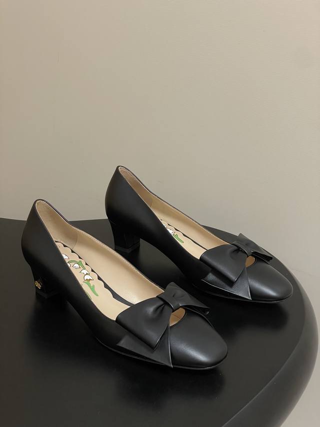 Top Quality Valentino 25Sbowow Ballet Flats with Bow and Low Heel A large bow de