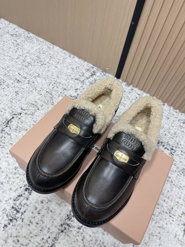 Top Version: Miu Miu Fall/Winter Newest Coin Loafers, Furry Shoes. Many celebrit