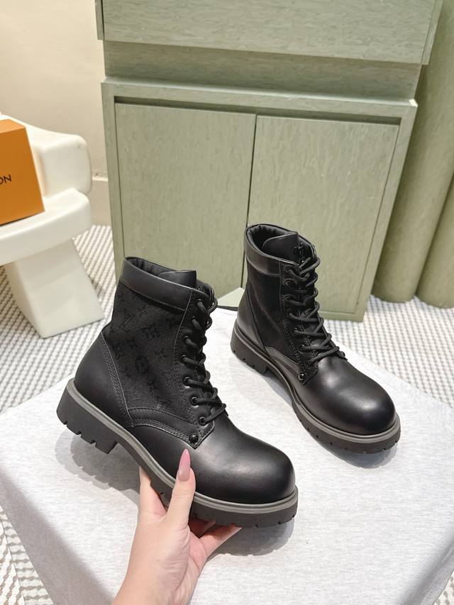 Retail-grade Louis Vuitton Lace-up Martin Boots This platform boot series is in