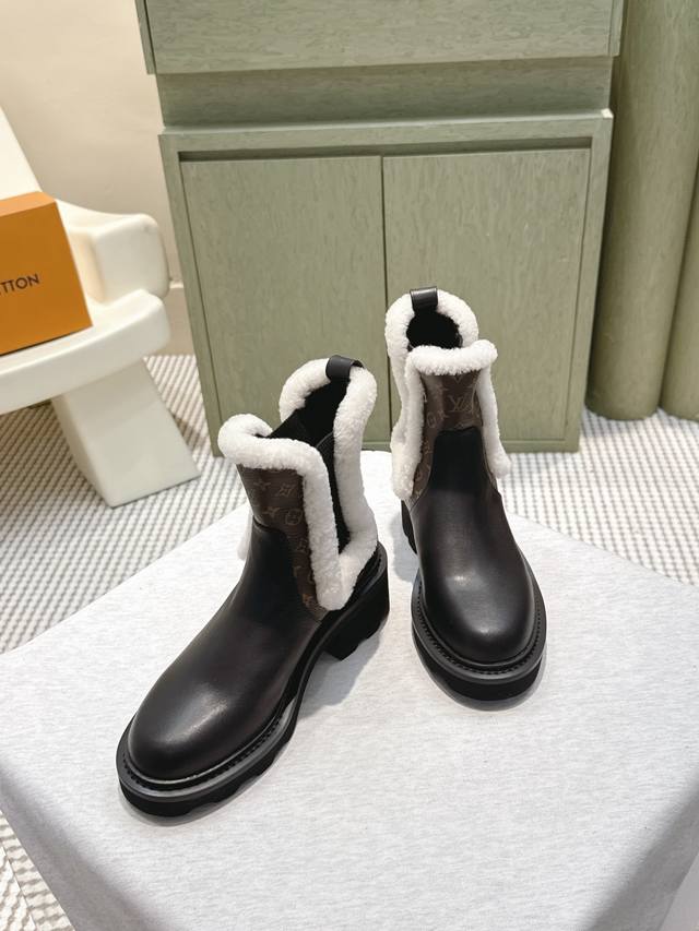 Retail-grade These Lottusse shearling Chelsea boots feature a classic design and