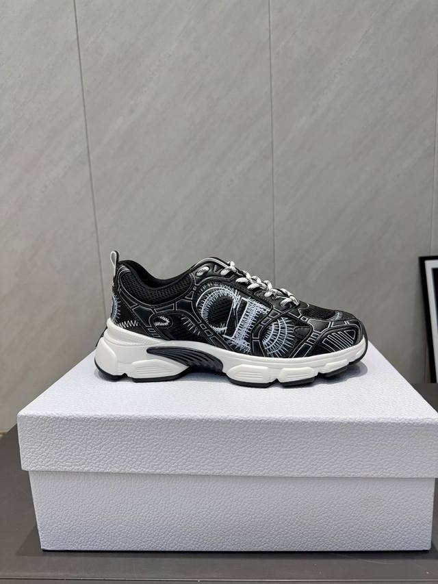 Factory Outfit: Two lining options available: mesh and fleece. Dior 25Vs Autumn