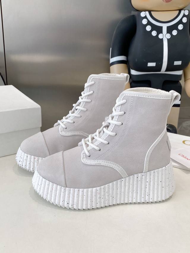 2025 Chloe's new snow boots, available in multiple colors and styles. Made with