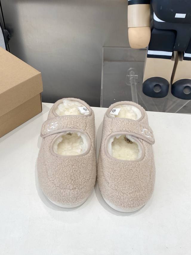 Factory Direct Ugg Autumn/Winter Furry Snow Boots! The upper features a contras