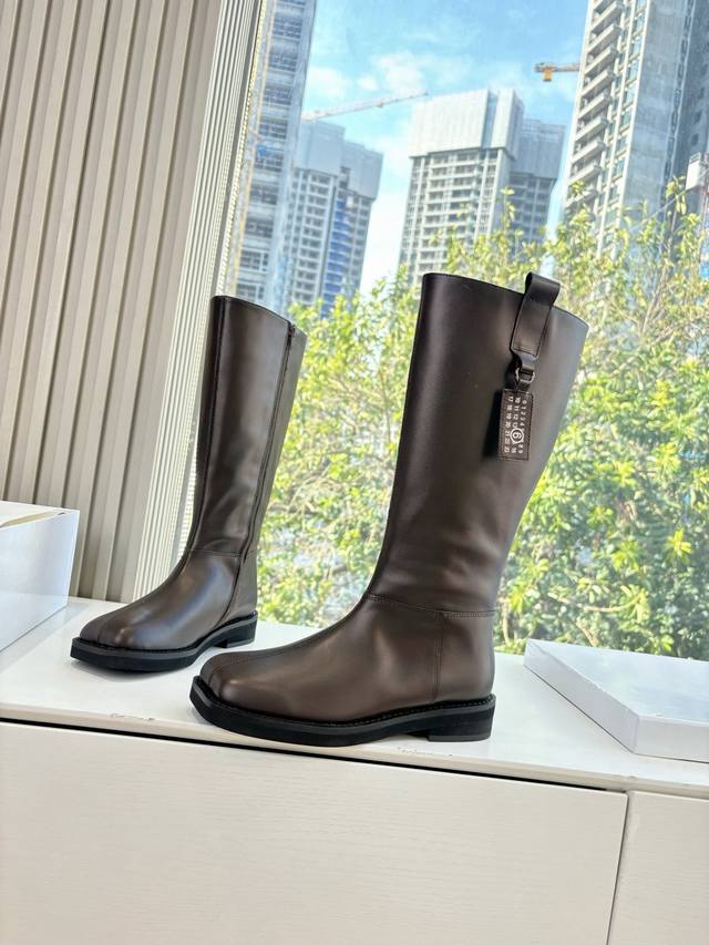 G077Mm6 I absolutely love Maisonmargiela's early autumn new high-top boots! The