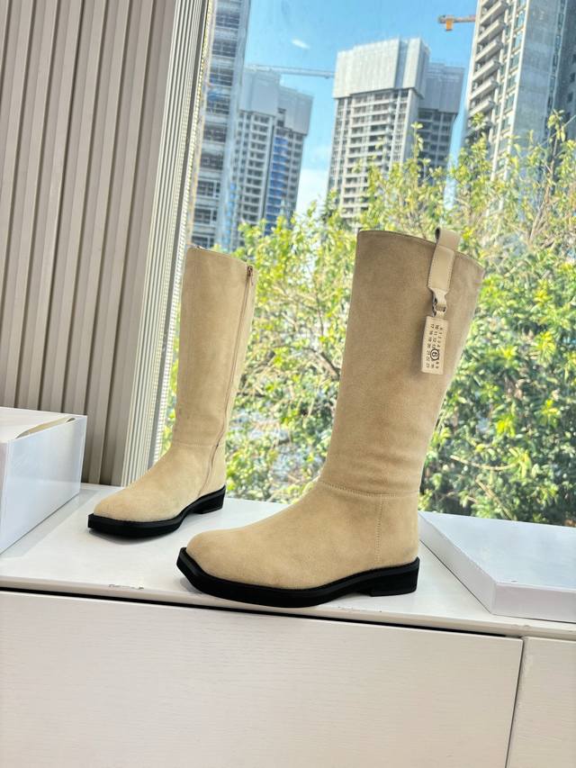 G077Mm6 I absolutely love Maisonmargiela's early autumn new high-top boots! The