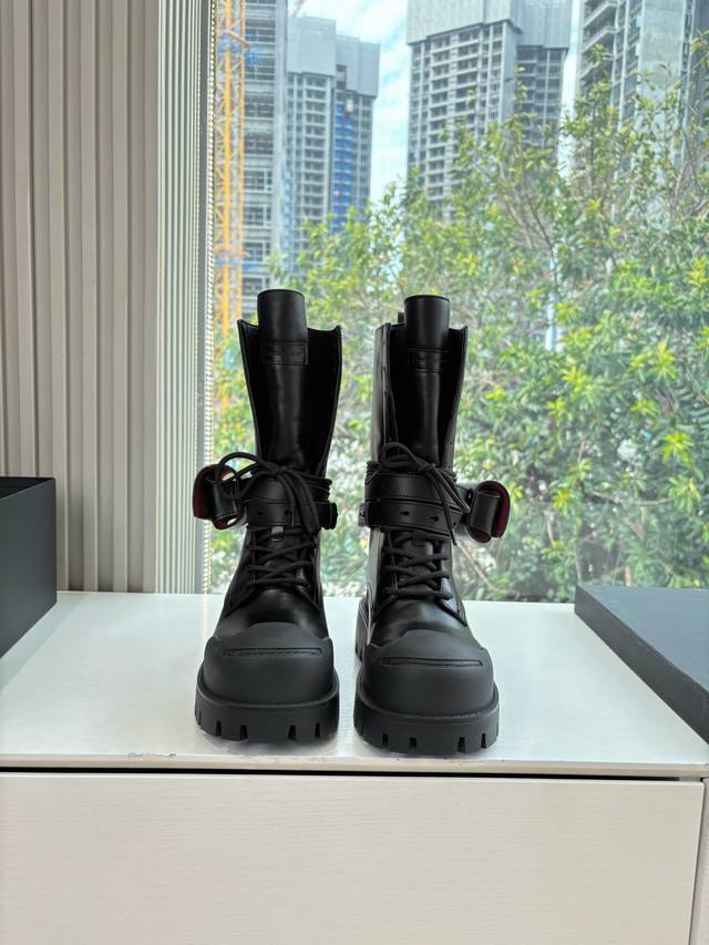 G068Dymonlatry What you see is what you get: New double work boots, so trendy th