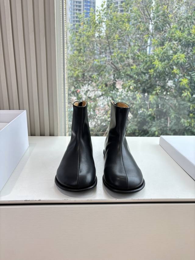 G679 The Row Hand-woven Flat Ankle Boots With minimalist design, these boots exu