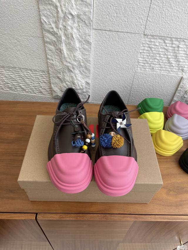 Top Version: 7-color toe cap for any combination, plus an extra pair of toe caps