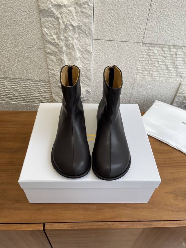Top Version: The Row 2025 Autumn/Winter New Minimalist Flat Boots with Back Zipp Top Version: The Row 2025 Autumn/Winter New Minimalist Flat Boots with Back Zipp