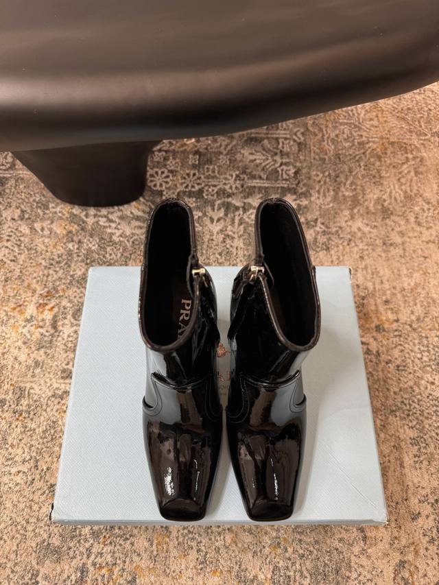 Autumn/Winter New Arrival Material: Patent Leather Lining: Cowhide Sole: Cowhid