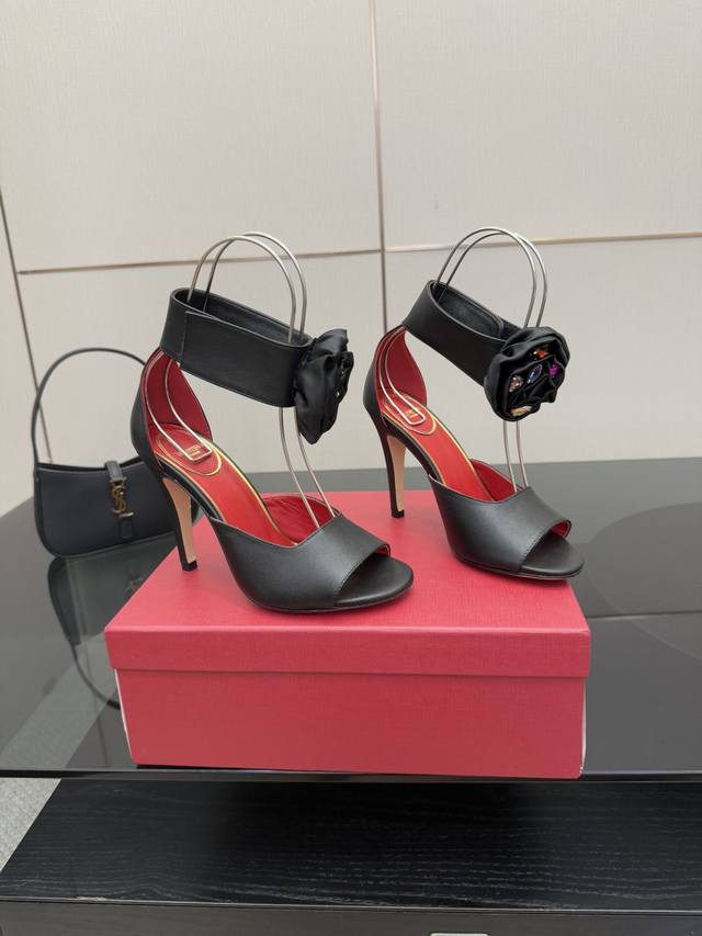 Valentino high-heeled rose and heart-shaped strap sandals. Exquisite texture, ve