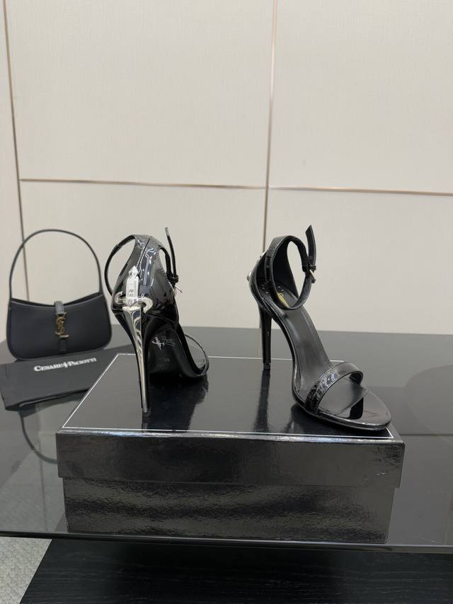 "A Blade Piercing the Heart" Cesare paciotti Dagger High Heels Limited Edition,