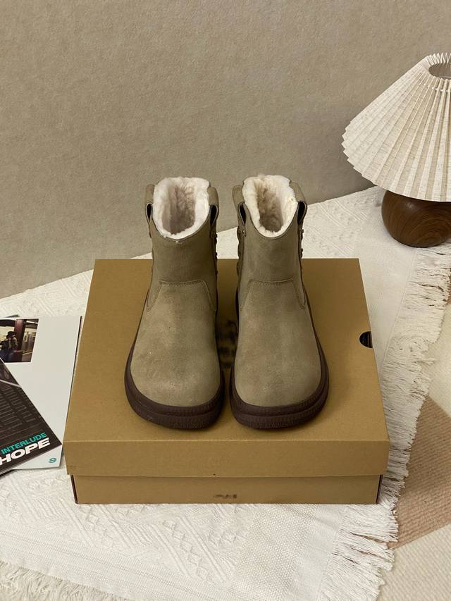 This is no ordinary pair of snow boots. Inspired by European retro designs, its