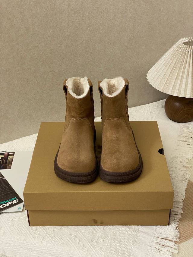 Textured patchwork upper + thick sole design, subtly adding height and lengthen