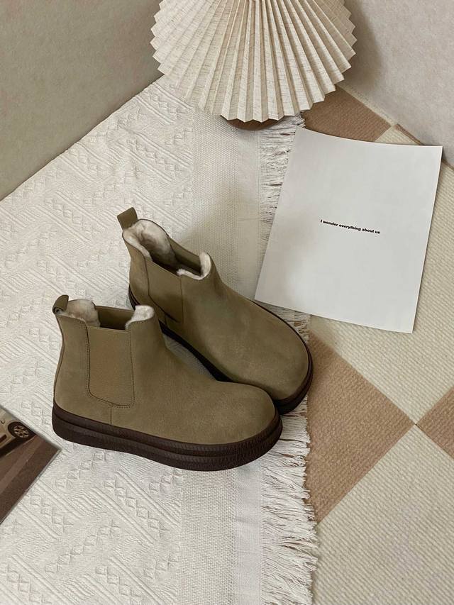 Breathable Warmth Inner lining: 1.5cm long sheepskin wool Upper: Top-grain cowh