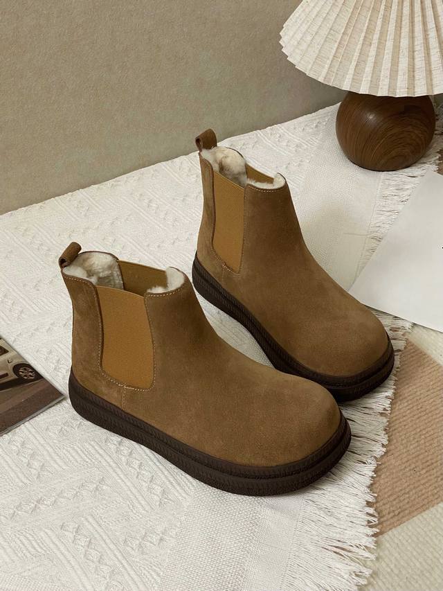 A lazy person's dream: Chelsea slip-on design Short boot shaft + loose elastica