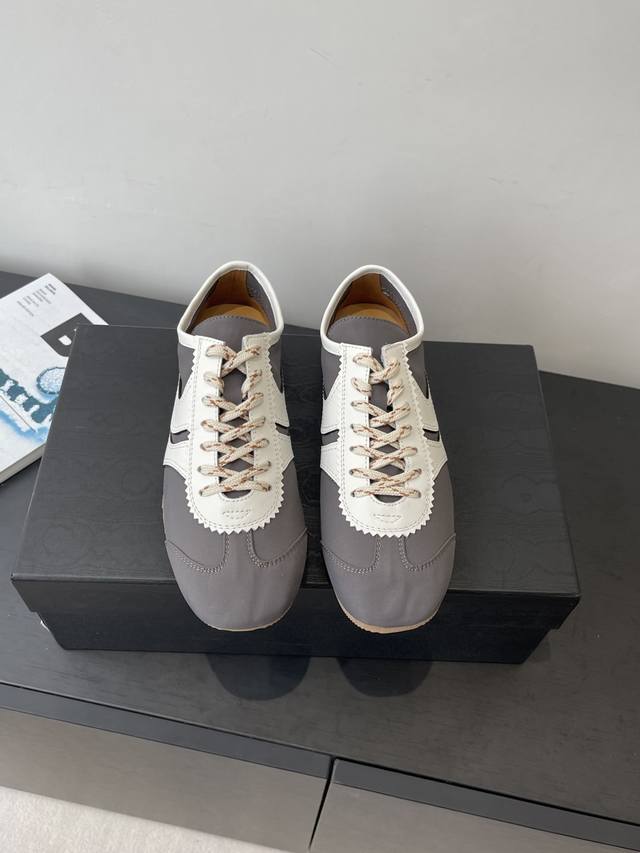 Dries Van Noten Dvn Marathon Retro German Training Shoes for Couples. The design