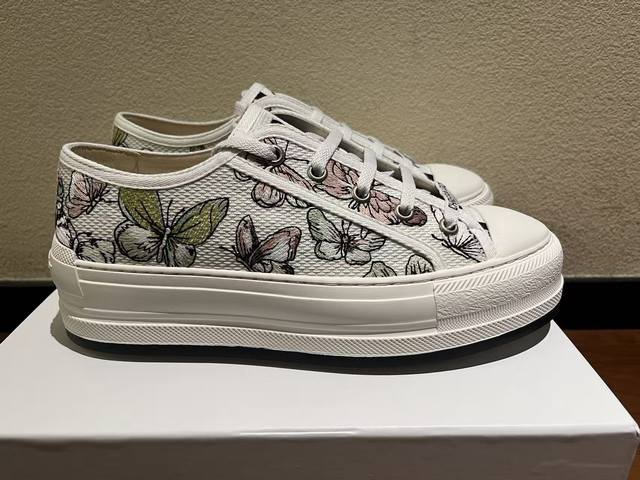 New 2025 Walk 'N' Dior Embroidered Mid-Top Casual Shoes! On the fashion stage,