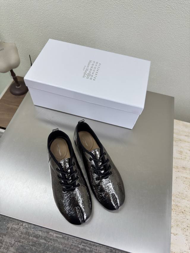 Tabi Split-Toe Open-Back Shoes Mm6 Maison Margiela Black and Silver Metallic Lea