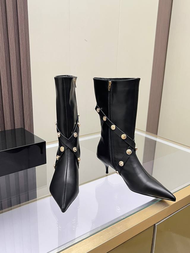 Sizes: 35-41, size 42 available upon request. Versace new genuine leather high-