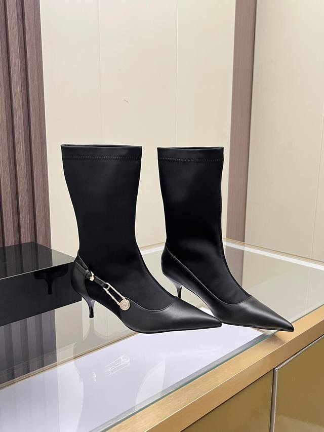 Sizes: 35-41, size 42 available by custom order. Versace new low-heeled women's