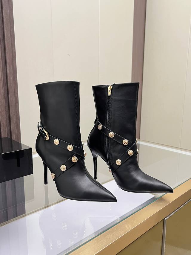 Sizes: 35-41, size 42 available upon request. Versace new genuine leather high-