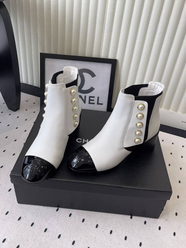 Chanel New Autumn/Winter Motorcycle Boots, a super classic Chanel motorcycle boo