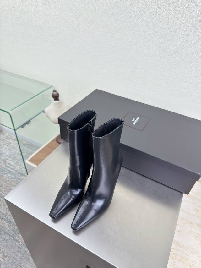 YSL High-Heeled Ankle Boots - A Must-Have for Long Legs! YSL High-Heeled Ankle B