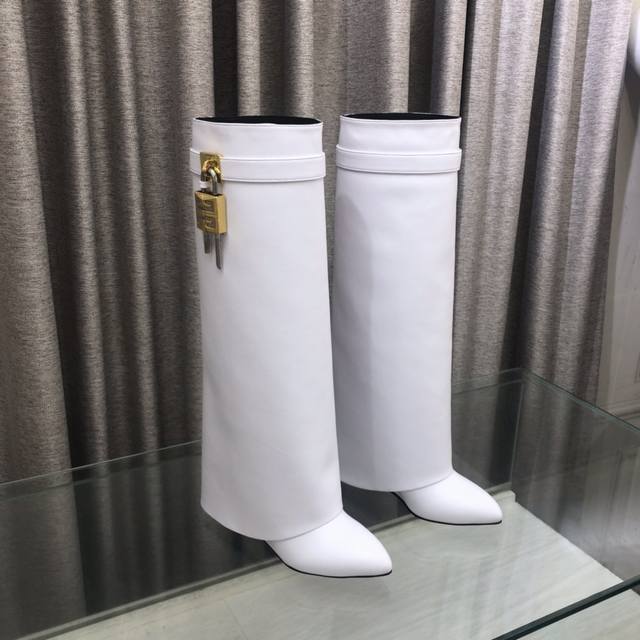 Top-tier custom-made Givenchy new fashion long boots in glossy leather. Develope