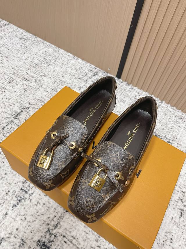 High-quality Louis Vuitton 25Ss flat loafers/driving shoes, made with premium c