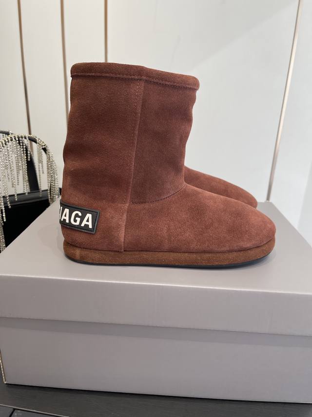 Balenciaga Skiwear New Alaskan Snow Boots: A Perfect Replica. The designer expl