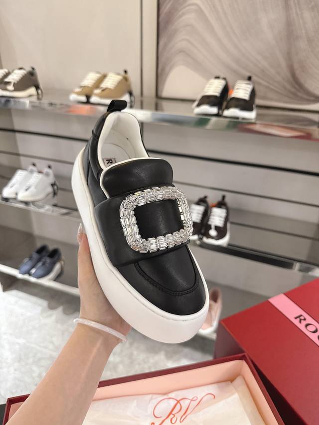 This simple athletic casual shoe draws inspiration from space elements, featuri