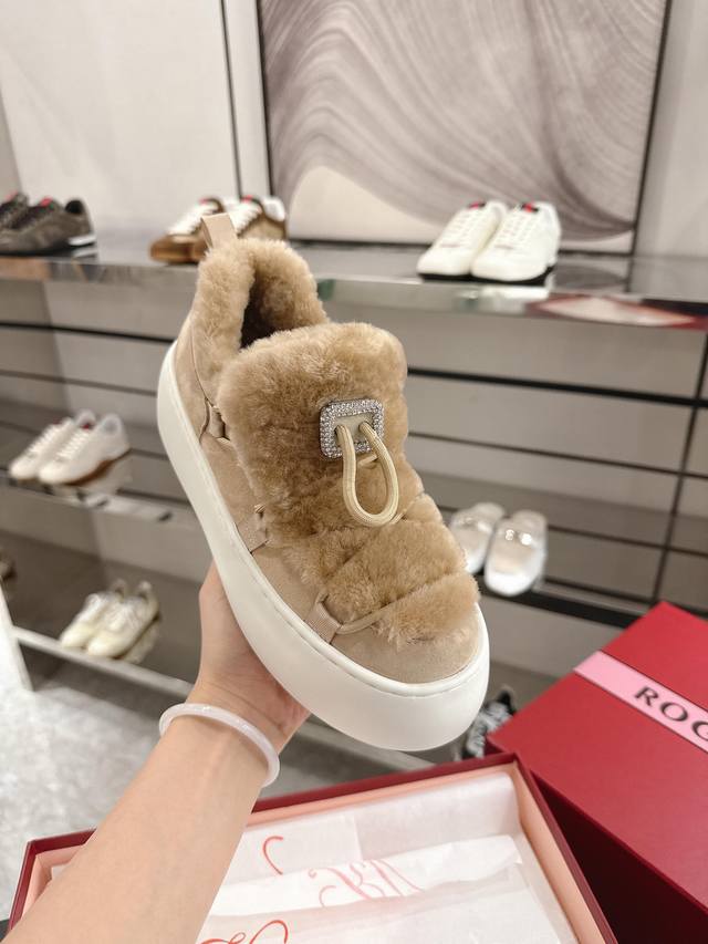 This sock-boot style athletic casual shoe draws inspiration from the 1960s spac