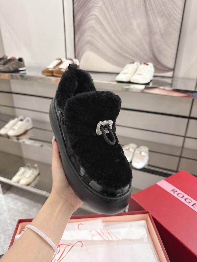 New simple athletic casual shoes inspired by the space age of the 1960s, featur