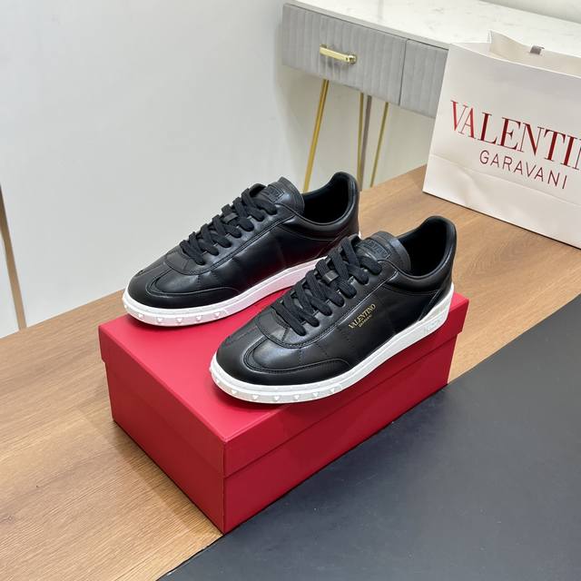 Top-tier reseller, high volume, no bargaining. Valentino men's and women's sneak
