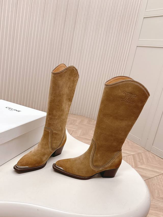 Celine's latest high-top boots in suede, a runway style and a must-have item re