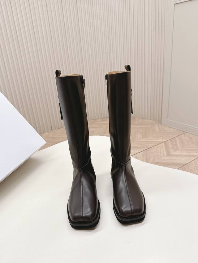 Newest winter style high boots for MM6 in cowhide leather. Super stylish! The o