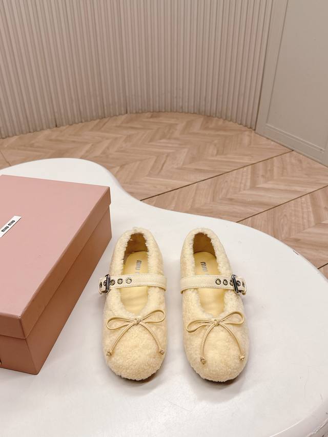 Selling Miu Miu 2025 Autumn/Winter Runway Slip-on Driving Shoes with Fur Added.