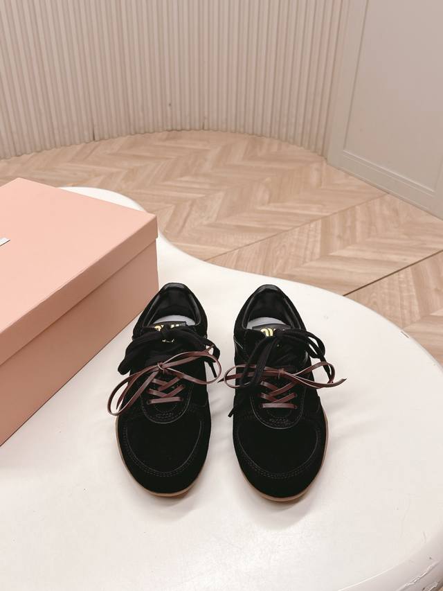 Selling the latest American retro style casual German training shoes with sheep