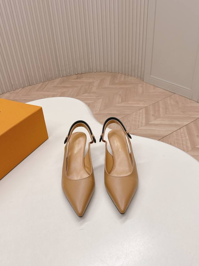 Selling Louis Vuitton 26 New Year style high-heeled pointed-toe sandals. Versat