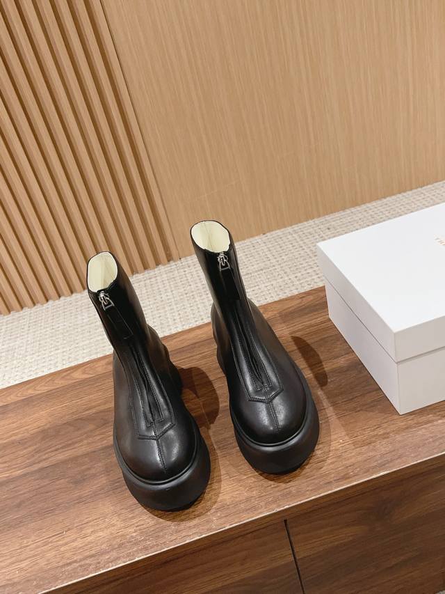 Dongguan-made The Row classic is back! The Row zip-up ankle boots make your leg