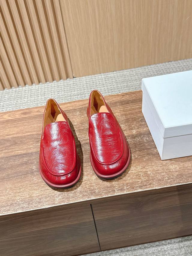 Dongguan-made Therow, touted as the most comfortable loafers ever! No minimalis