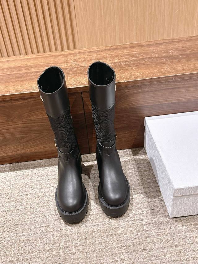 Dior's new autumn/winter combat boots are so beautiful! The combination of calf