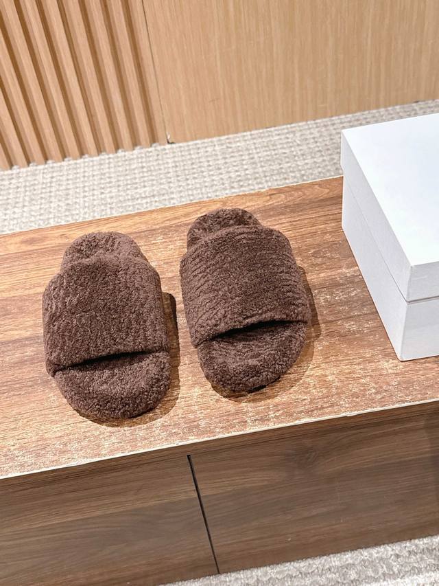 Dongguan-made The Row Cute Lambswool Slippers Autumn and winter fashionable, ve